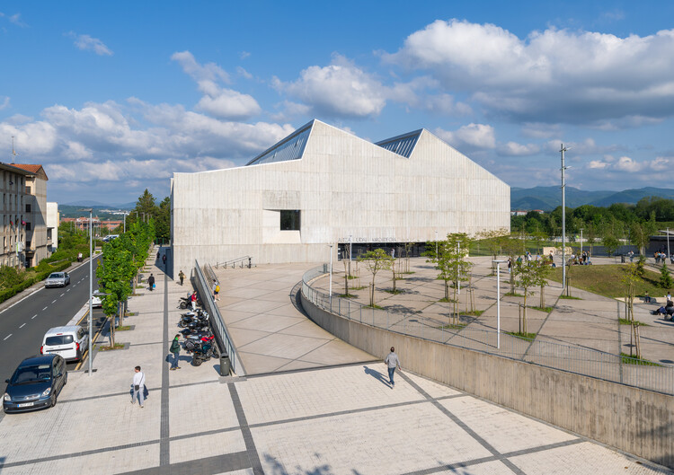 Polideportivo Municipal de Altza / Tabuenca & Leache + Chocarro & Herranz - Imagen 1 de 26