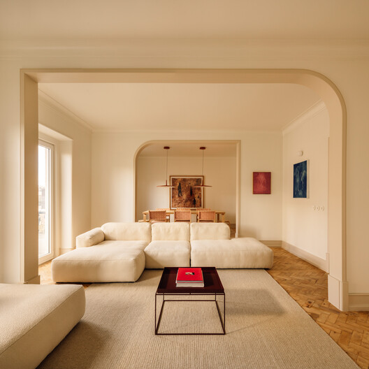 Apartamento en la Casa de la Moneda / Aurora Arquitectos Apartamento en la Casa de la Moneda / Aurora Arquitectos - Fotografía interior, Sala de estar, Madera, Sillones, Iluminación