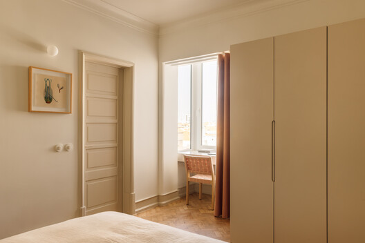 Apartamento en la Casa de la Moneda / Aurora Arquitectos Apartamento en la Casa de la Moneda / Aurora Arquitectos - Fotografía interior, Dormitorio, Madera, Puerta, Camas, Armarios