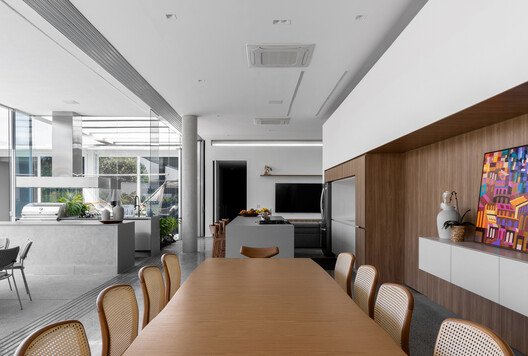 CS Residence / Fpoles Arquitetos CS Residence / Fpoles Arquitetos - Interior Photography, Dining room, Table, Chair, Kitchen, Countertop, Glass