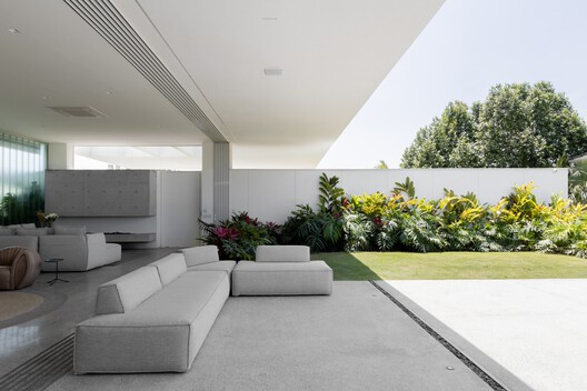 CS Residence / Fpoles Arquitetos CS Residence / Fpoles Arquitetos - Interior Photography, Living Room, Concrete, Courtyard