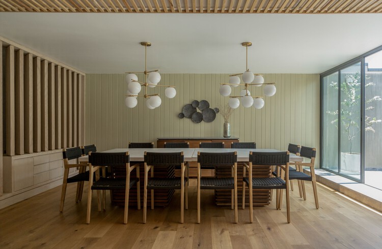 Casa Quijote / Estudio Mero - fotografía de interiores, comedor, madera, mesa, iluminación, sillas, vidrio