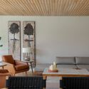 Casa Quijote / Estudio Mero - fotografía de interiores, salón, madera, mesa, sillón, iluminación, sillas
