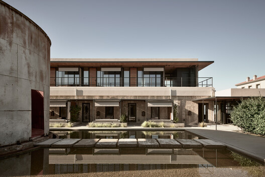 Dexamenes Seaside Hotel Extension / K-Studio Dexamenes Seaside Hotel Extension / K-Studio - Exterior Photography, Concrete, Courtyard, Balcony