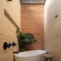 Casa Juriquilla / Estudio Mero - Fotografía de interiores, baño, madera, lavabo, inodoro