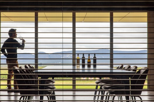 UVVA Winery / GAM Arquitetos UVVA Winery / GAM Arquitetos - Interior Photography, Glass, Chair