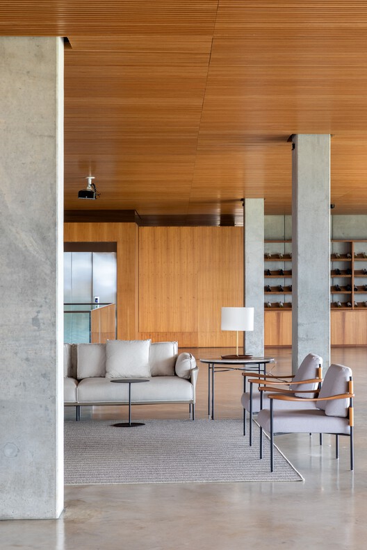 UVVA Winery / GAM Arquitetos UVVA Winery / GAM Arquitetos - Interior Photography, Living Room, Table, Chair, Glass