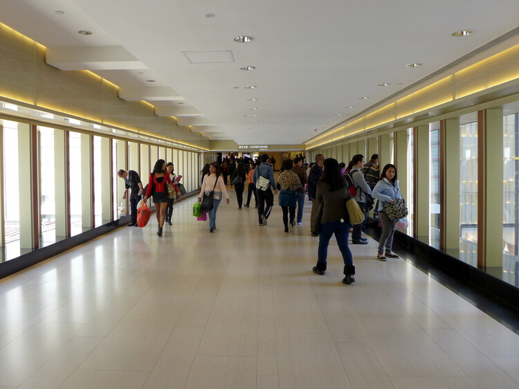 Beyond the Street: Climate, Commerce, and the Evolution of Hong Kong’s Elevated Networks - Image 4 of 22