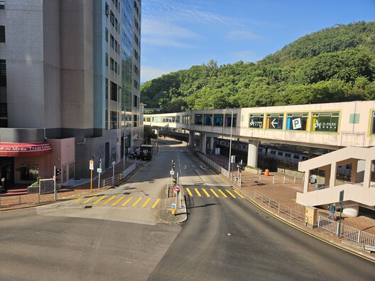 Beyond the Street: Climate, Commerce, and the Evolution of Hong Kong’s Elevated Networks - Image 10 of 22