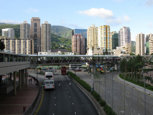 Beyond the Street: Climate, Commerce, and the Evolution of Hong Kong’s Elevated Networks - Image 16 of 22