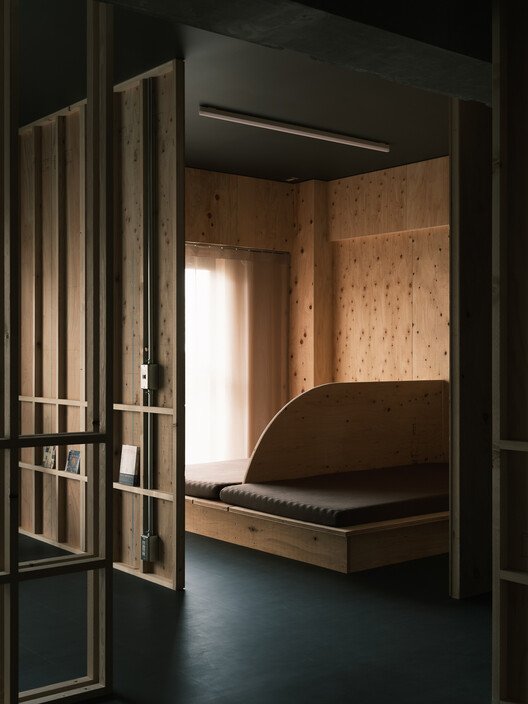 Six-Grid House in Osaka / Atelier 405 - Interior Photography, Wood, Lighting, Bedroom