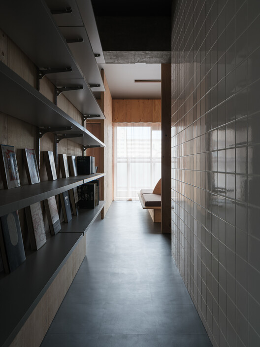 Six-Grid House in Osaka / Atelier 405 - Interior Photography, Wood, Shelving, Concrete