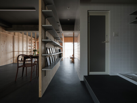 Six-Grid House in Osaka / Atelier 405 - Interior Photography, Wood, Shelving, Lighting
