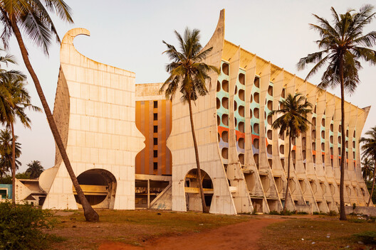 Hôtel de la Paix: An Alternative Approach to Modern Heritage in Togo - Image 10 of 20