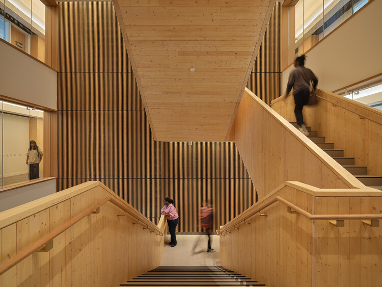 林伯洛斯特广场 / Moriyama Teshima Architects - 室内图, 楼梯, 木头