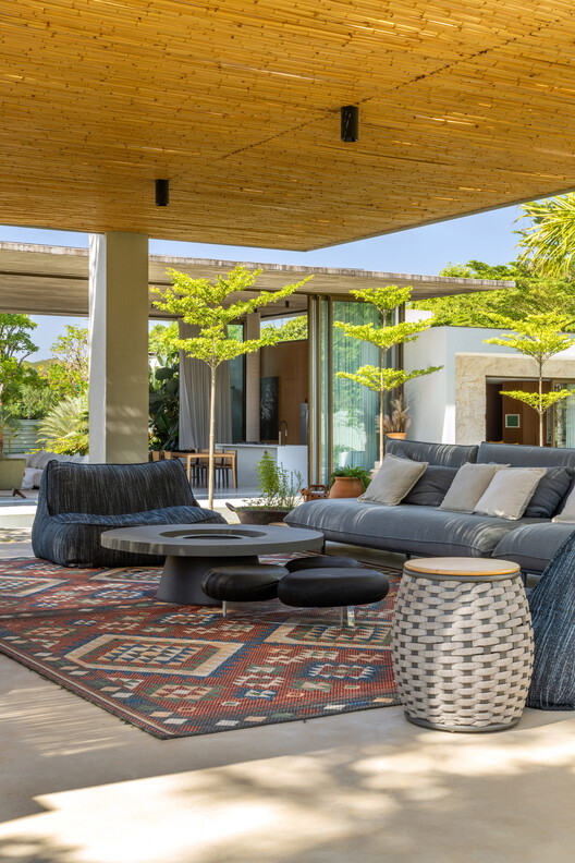 Boutique House / Studio Gontijo Arquitetura Boutique House / Studio Gontijo Arquitetura - Interior Photography, Living Room, Wood, Chair, Garden, Patio, Courtyard