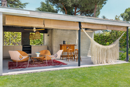 Casa Arces / Ábaton Casa Arces / Ábaton - Fotografía exterior, Madera, Sillas, Jardín, Patio, Fijación Vigas