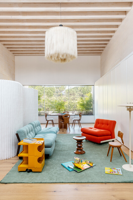Casa Arces / Ábaton Casa Arces / Ábaton - Fotografía interior, Sala de estar, Madera, Sillones, Iluminación, Mesas, Sillas