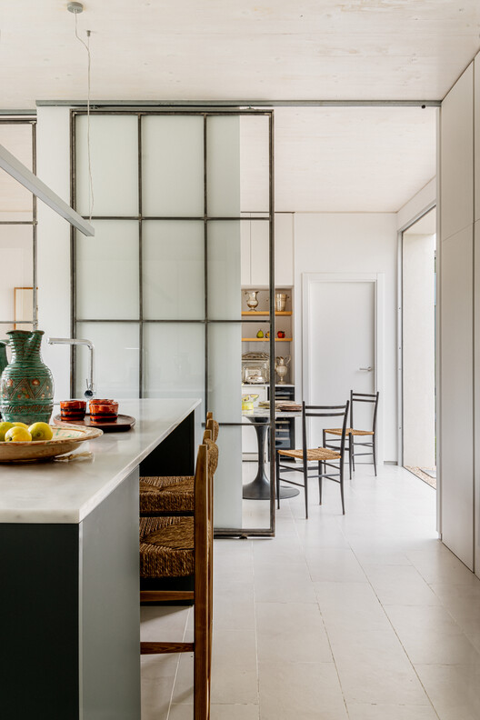 Casa Arces / Ábaton Casa Arces / Ábaton - Fotografía interior, Cocina, Madera, Mesas, Iluminación, Sillas, Vidrio, Puerta