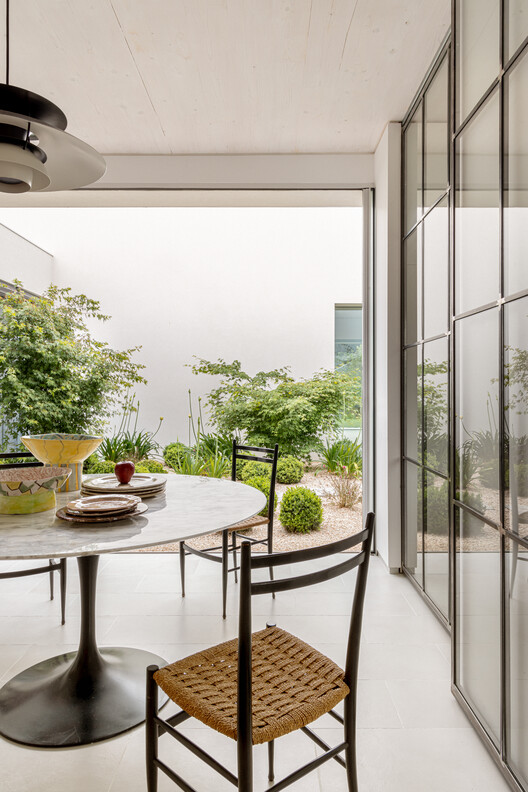 Casa Arces / Ábaton Casa Arces / Ábaton - Fotografía interior, Mesas, Sillas, Vidrio