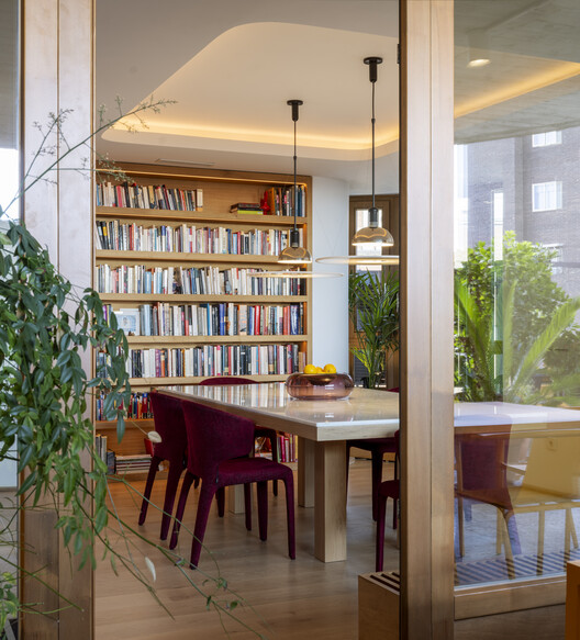 Reforma de Apartamento Passivhaus em Torres Blancas / CSO arquitectura - Fotografia de Interiores, Armário, Madeira, Mesa, Prateleira, Iluminação, Cadeira, Vidro