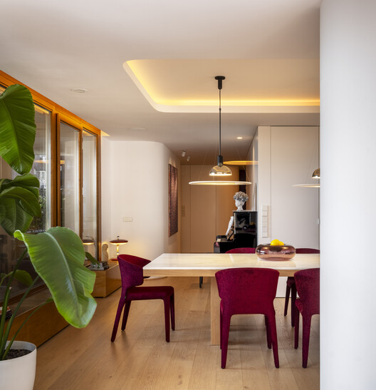 Reforma de Apartamento Passivhaus em Torres Blancas / CSO arquitectura - Fotografia de Interiores, Madeira, Iluminação, Mesa, Cadeira