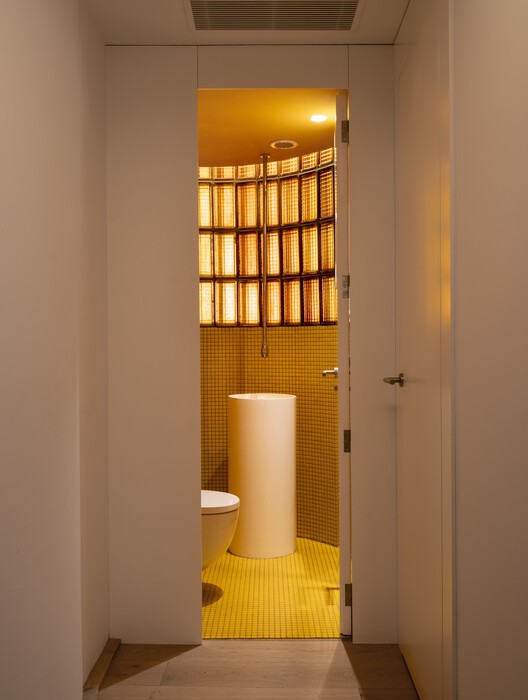 Reforma de Apartamento Passivhaus em Torres Blancas / CSO arquitectura - Fotografia de Interiores, Banheiro, Madeira, Iluminação, Vidro
