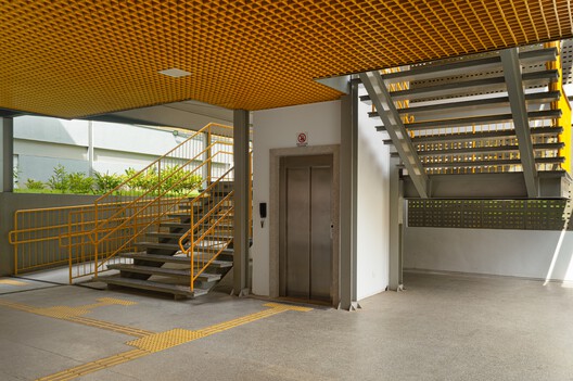 Municipal Environmental School 15 October Mayor Firmino Filho / Rômulo Marques-Carvalho + Ana Lucia Ribeiro Camillo da Silveira Municipal Environmental School 15 October Mayor Firmino Filho / Rômulo Marques-Carvalho + Ana Lucia Ribeiro Camillo da Silveira - Interior Photography, Stairs, Glass, Handrail, Steel