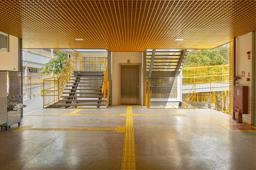 Municipal Environmental School 15 October Mayor Firmino Filho / Rômulo Marques-Carvalho + Ana Lucia Ribeiro Camillo da Silveira Municipal Environmental School 15 October Mayor Firmino Filho / Rômulo Marques-Carvalho + Ana Lucia Ribeiro Camillo da Silveira - Interior Photography, Wood, Stairs, Handrail, Glass