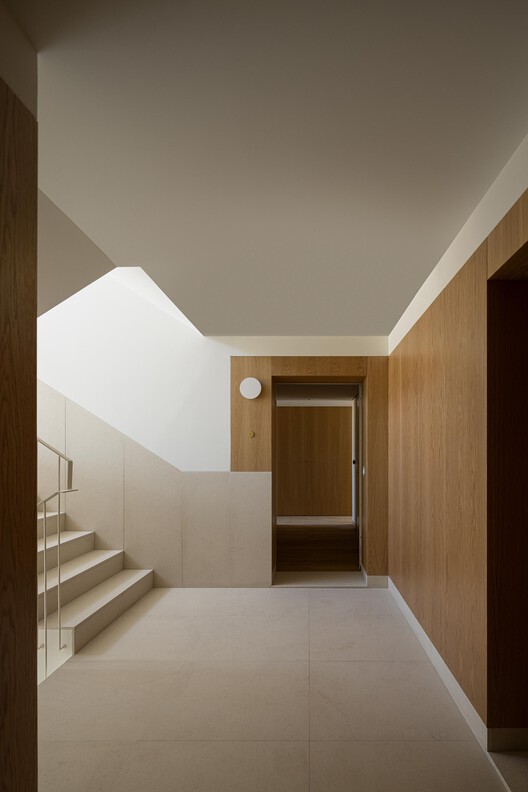 Hintze Ribeiro Multifamily Housing Building / Helder da Rocha Arquitectos Hintze Ribeiro Multifamily Housing Building / Helder da Rocha Arquitectos - Interior Photography, Stairs, Wood