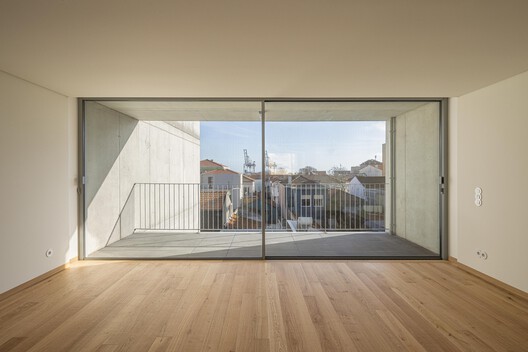 Hintze Ribeiro Multifamily Housing Building / Helder da Rocha Arquitectos Hintze Ribeiro Multifamily Housing Building / Helder da Rocha Arquitectos - Interior Photography