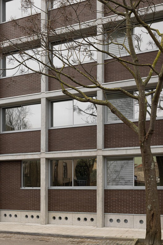 Hintze Ribeiro Multifamily Housing Building / Helder da Rocha Arquitectos Hintze Ribeiro Multifamily Housing Building / Helder da Rocha Arquitectos - Exterior Photography, Concrete