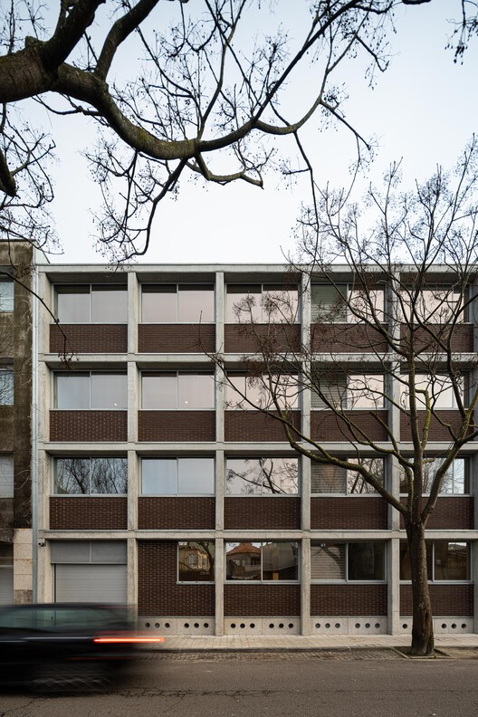 Hintze Ribeiro Multifamily Housing Building / Helder da Rocha Arquitectos Hintze Ribeiro Multifamily Housing Building / Helder da Rocha Arquitectos - Exterior Photography