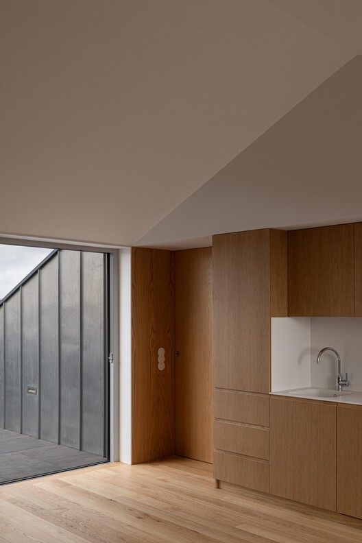 Hintze Ribeiro Multifamily Housing Building / Helder da Rocha Arquitectos Hintze Ribeiro Multifamily Housing Building / Helder da Rocha Arquitectos - Interior Photography, Kitchen, Wood