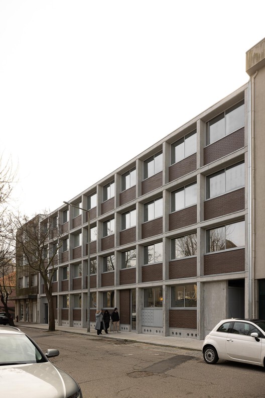 Hintze Ribeiro Multifamily Housing Building / Helder da Rocha Arquitectos Hintze Ribeiro Multifamily Housing Building / Helder da Rocha Arquitectos - Exterior Photography, Concrete
