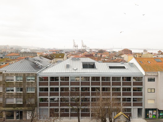 Hintze Ribeiro Multifamily Housing Building / Helder da Rocha Arquitectos Hintze Ribeiro Multifamily Housing Building / Helder da Rocha Arquitectos - Exterior Photography