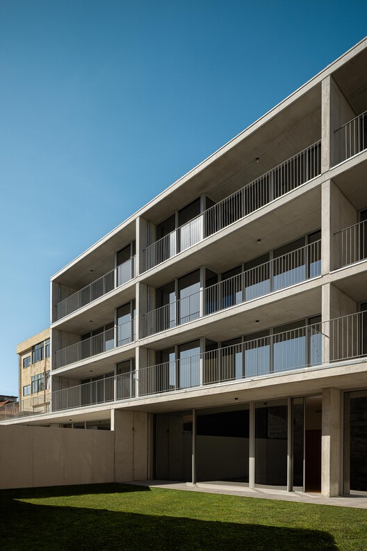 Hintze Ribeiro Multifamily Housing Building / Helder da Rocha Arquitectos Hintze Ribeiro Multifamily Housing Building / Helder da Rocha Arquitectos - Exterior Photography, Concrete, Balcony