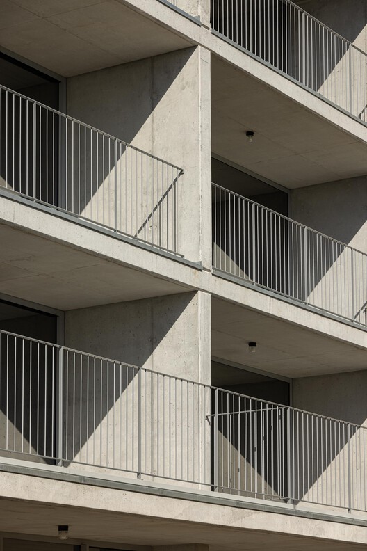 Hintze Ribeiro Multifamily Housing Building / Helder da Rocha Arquitectos Hintze Ribeiro Multifamily Housing Building / Helder da Rocha Arquitectos - Image 4 of 43