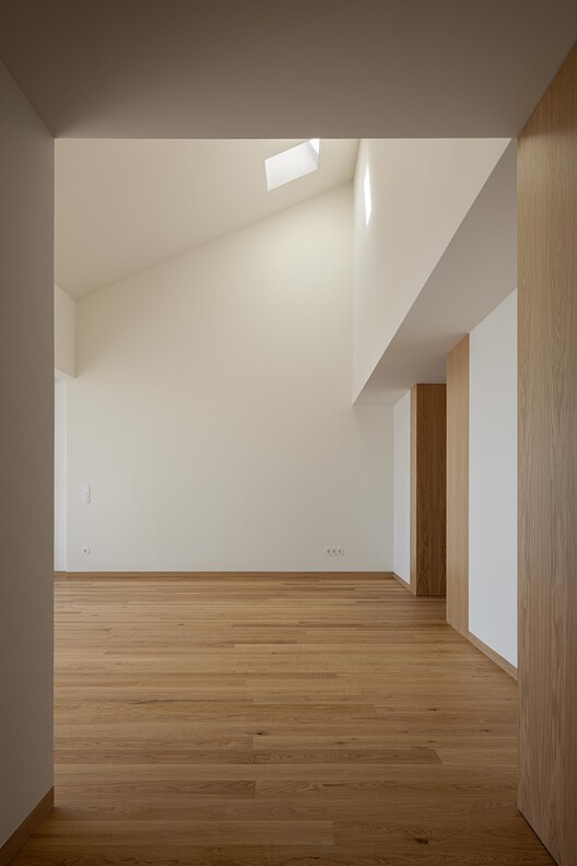 Hintze Ribeiro Multifamily Housing Building / Helder da Rocha Arquitectos Hintze Ribeiro Multifamily Housing Building / Helder da Rocha Arquitectos - Image 18 of 43