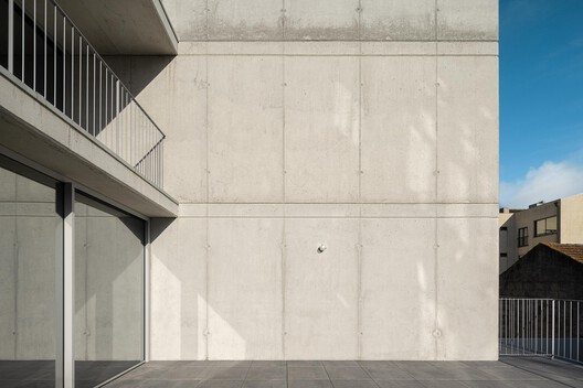 Hintze Ribeiro Multifamily Housing Building / Helder da Rocha Arquitectos Hintze Ribeiro Multifamily Housing Building / Helder da Rocha Arquitectos - Image 22 of 43