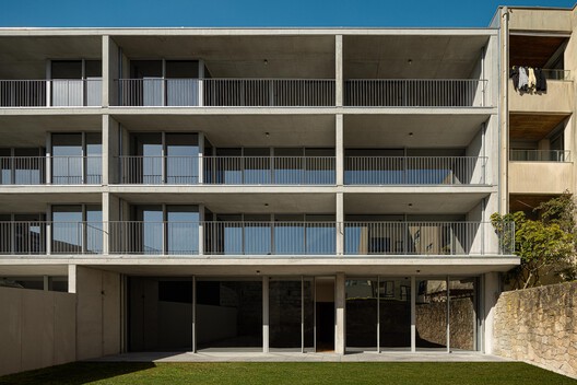 Hintze Ribeiro Multifamily Housing Building / Helder da Rocha Arquitectos Hintze Ribeiro Multifamily Housing Building / Helder da Rocha Arquitectos - Image 2 of 43