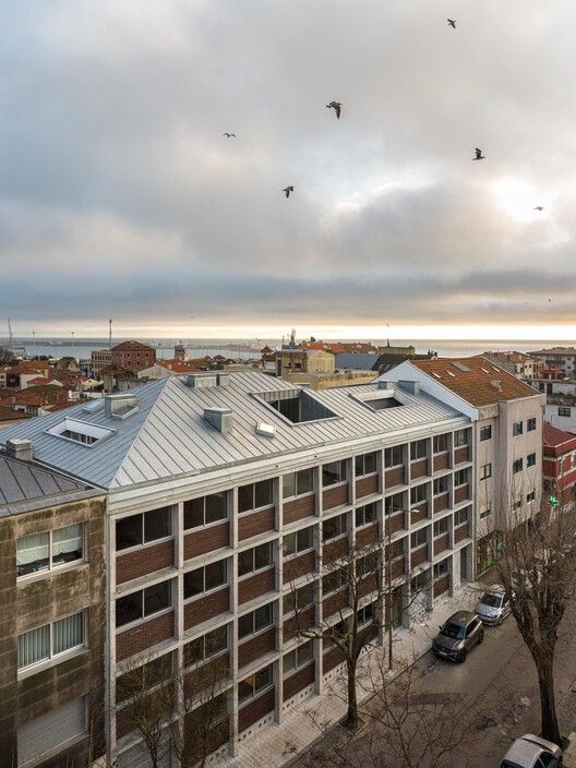 Hintze Ribeiro Multifamily Housing Building / Helder da Rocha Arquitectos Hintze Ribeiro Multifamily Housing Building / Helder da Rocha Arquitectos - Exterior Photography