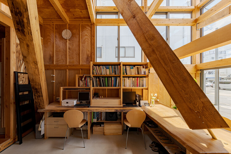 SH 住宅与办公室 / 1-1 Architects - 室内图, 木头, 灯, 椅子