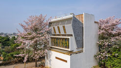 The Blooming Haus / Studio WhiteScape