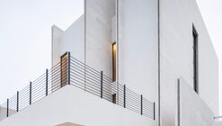 House 30 / Massive Order