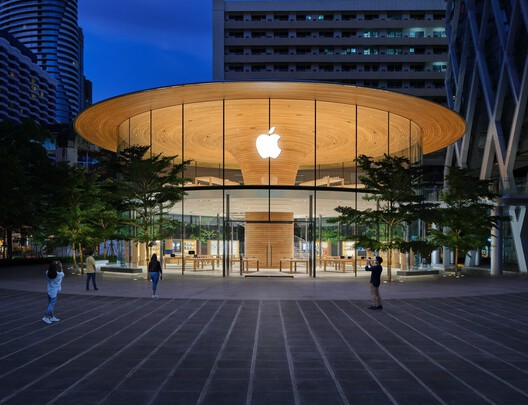 Designing a Brand: How Apple Built an Architectural Language of Glass and Order Designing a Brand: How Apple Built an Architectural Language of Glass and Order - Image 8 of 15