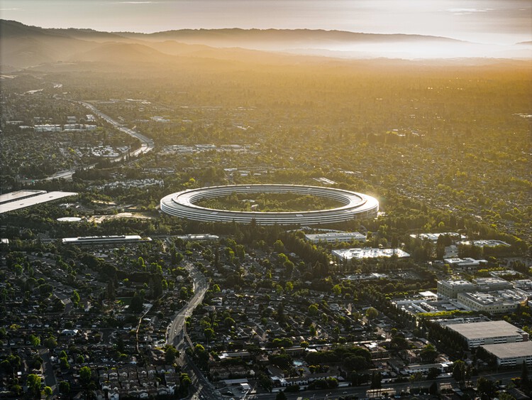 Designing a Brand: How Apple Built an Architectural Language of Glass and Order - Featured Image