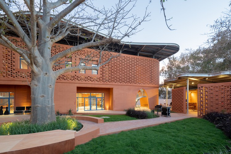 Goethe-Institut Sénégal  / Kéré Architecture  - Exterior Photography, Cultural Architecture