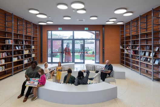 Goethe-Institut Sénégal  / Kéré Architecture  - Interior Photography, Shelving, Glass