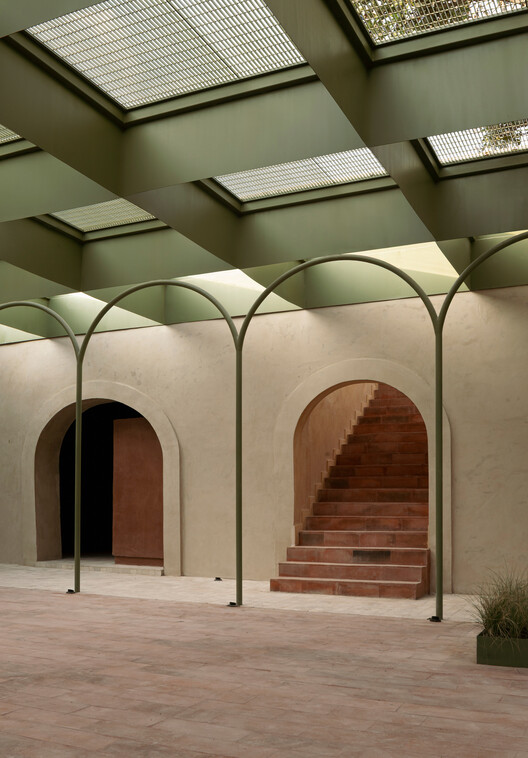 JGG I Shopping Center / OMAC Arquitectos - Interior Photography, Stairs, Arch, Arcade